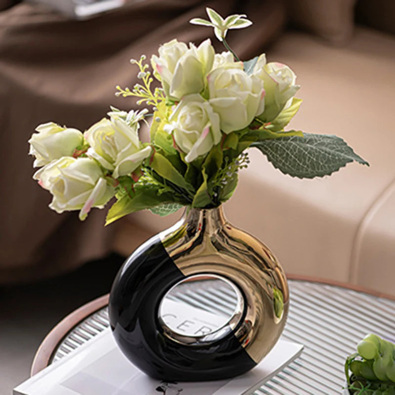 Vaso Decorativo Nórdico Troféu Dourado de Cerâmica para Mesa em sala decorada