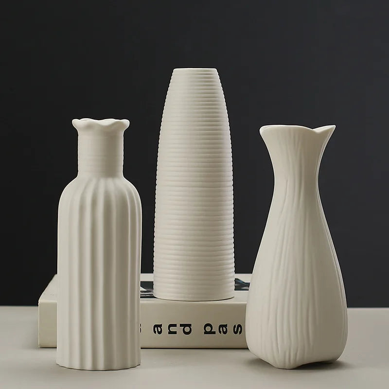 Vaso Decorativo Orgânico Escultural de Cerâmica para Mesa em sala decorada