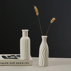Vaso Decorativo Orgânico Escultural de Cerâmica para Mesa com detalhe de textura e acabamento