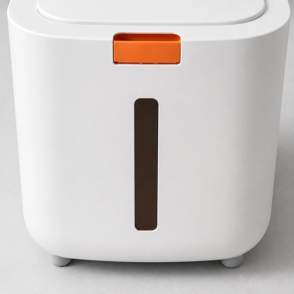 Detalhe técnico do visor frontal e da trava laranja do pote de arroz